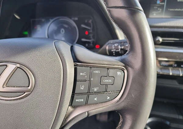 Lexus UX cena 124000 przebieg: 64086, rok produkcji 2019 z Gubin małe 379